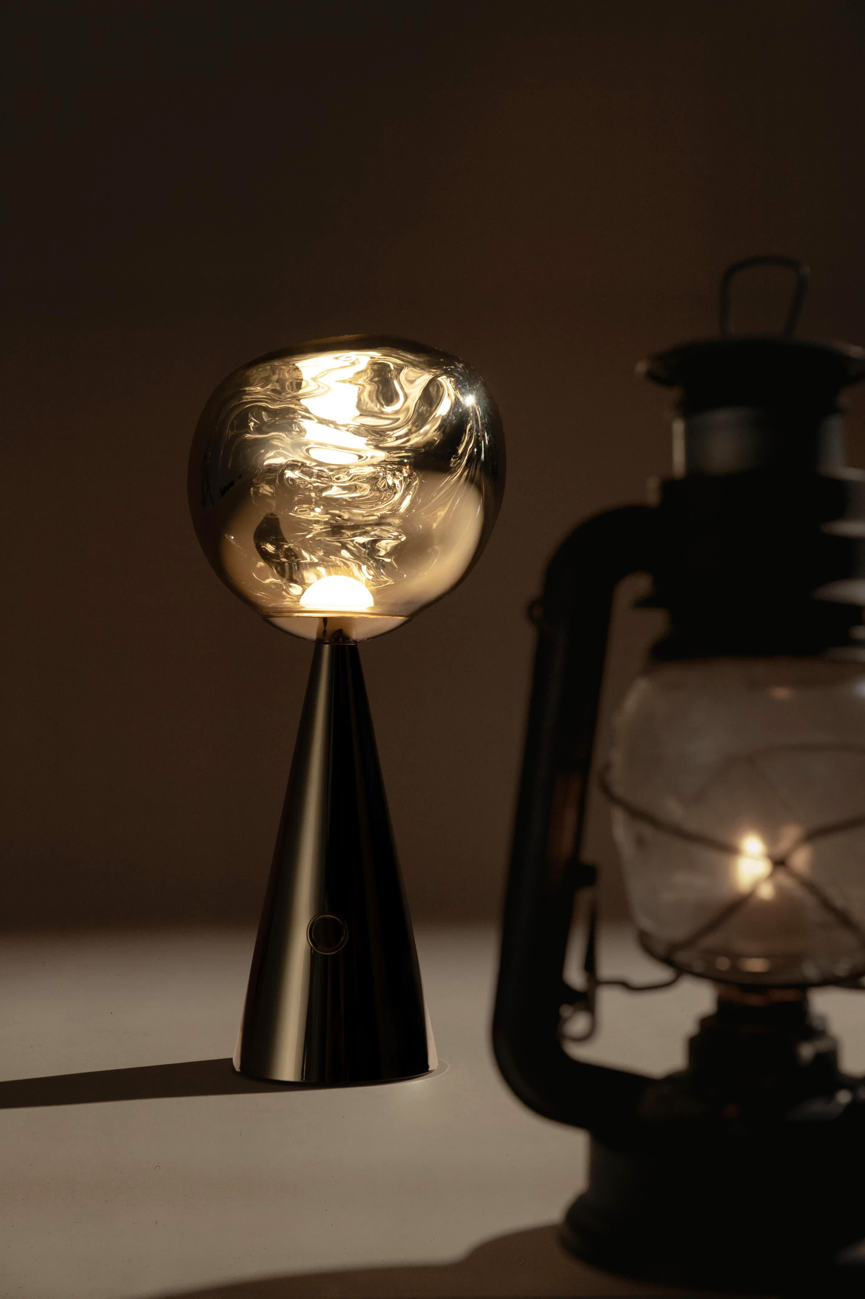 Lampu meja Melt Portable Gold LED, Tom Dixon / MOIE