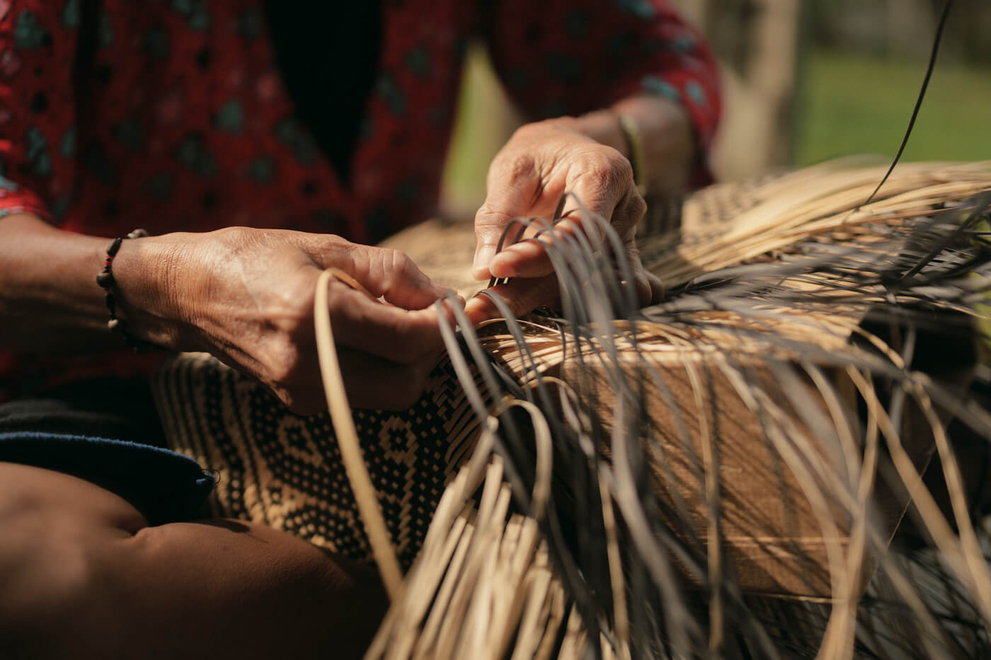 Proses menganyam tradisional rupanya adalah cara turun-temurun masyarakat Dayak untuk terkoneksi dengan alam