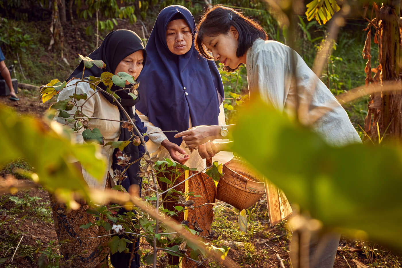 Denica berbincang dengan Ibu Tun dan Ibu Dair